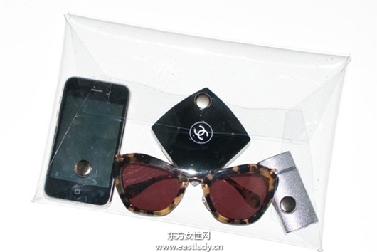 透明手拿包設(shè)計簡潔明了富有創(chuàng)意