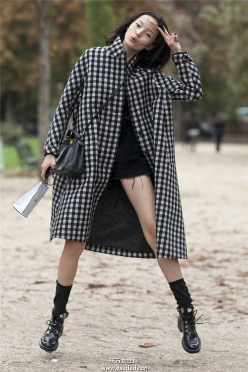 跟超模雎曉雯學(xué)品牌女包搭配