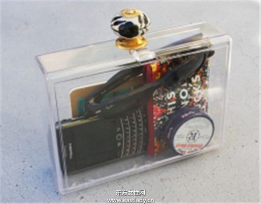 透明手拿包設(shè)計簡潔明了富有創(chuàng)意