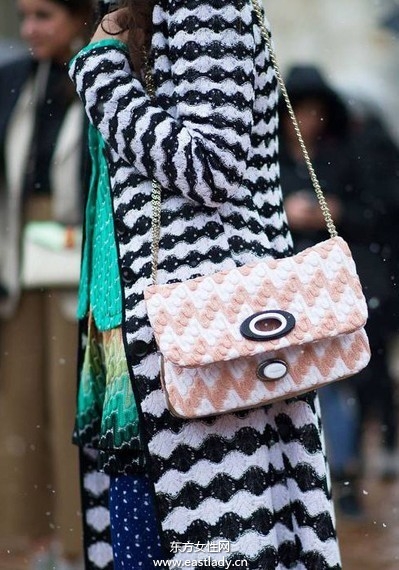 街拍歐美達(dá)人時(shí)髦包包提高回頭率