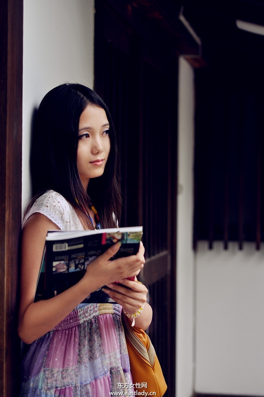 古典優(yōu)雅俏女郎穿對碎花裙顯清麗