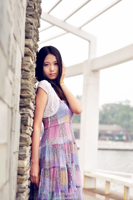 古典優(yōu)雅俏女郎穿對碎花裙顯清麗