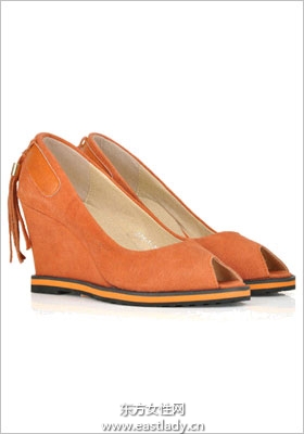 風(fēng)格簡約坡跟鞋時尚達人彰顯魅力的飾品