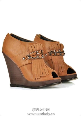 風(fēng)格簡約坡跟鞋時尚達人彰顯魅力的飾品