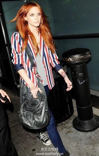 學(xué)明星穿時(shí)尚休閑帆布鞋