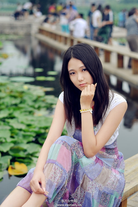 古典優(yōu)雅俏女郎穿對碎花裙顯清麗