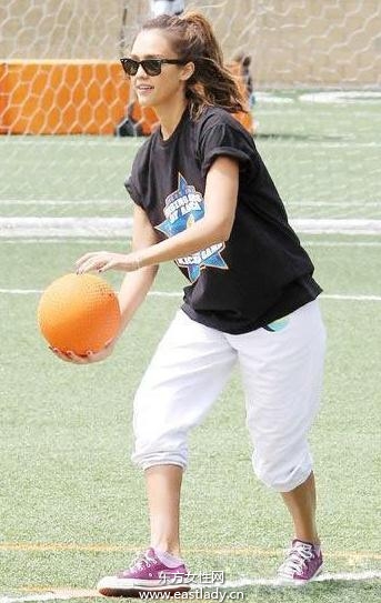 學(xué)明星穿時(shí)尚休閑帆布鞋