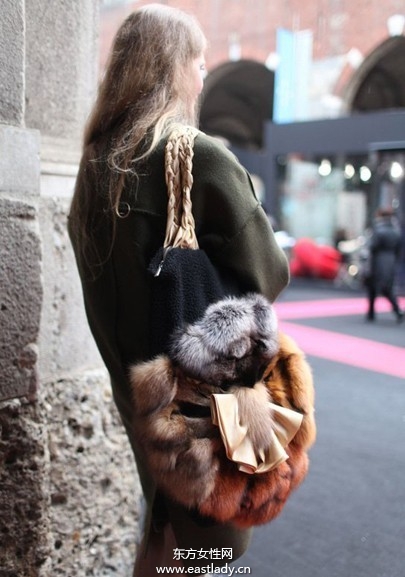 街拍歐美達(dá)人時(shí)髦包包提高回頭率