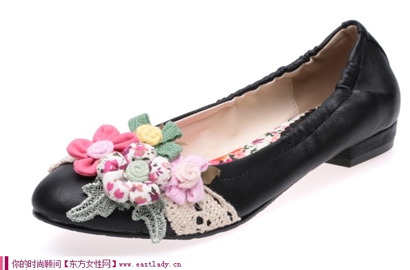 秋季新款休閑鞋 舒適的平跟設(shè)計(jì)走起路來既舒服又享受