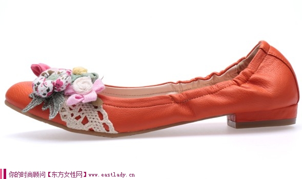 秋季新款休閑鞋 舒適的平跟設(shè)計(jì)走起路來既舒服又享受