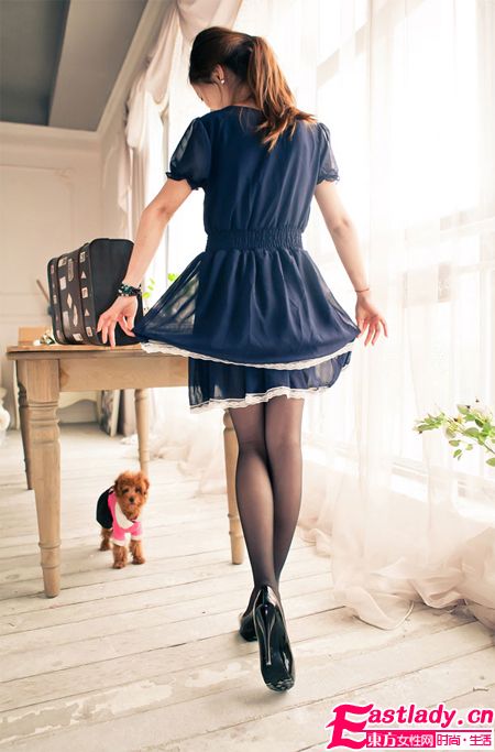 穿上漆皮圓頭防水厚底松糕鞋 你就是女王