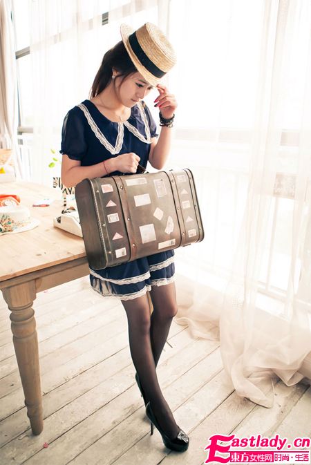 穿上漆皮圓頭防水厚底松糕鞋 你就是女王