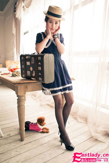 穿上漆皮圓頭防水厚底松糕鞋 你就是女王