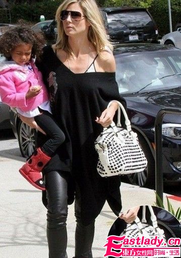 醒目飾品街拍更時(shí)髦 超模包包點(diǎn)亮造型