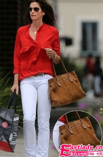 醒目飾品街拍更時(shí)髦 超模包包點(diǎn)亮造型