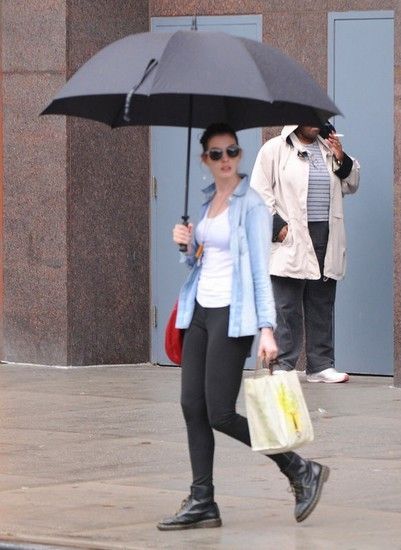 明星們用雨傘來扮酷坳造型