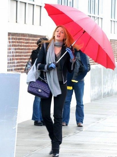 明星們用雨傘來扮酷坳造型