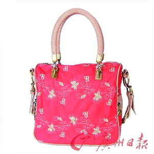 2011夏季包包必備流行元素 成為夏季潮包達人