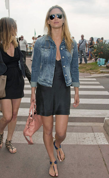 T字造型涼鞋 襯出修長(zhǎng)腳部線條