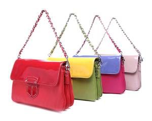 范冰冰多層印花包包 增添俏皮與隨性