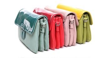 范冰冰多層印花包包 增添俏皮與隨性