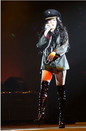 莫文蔚黑鞋搭配擁有長腿