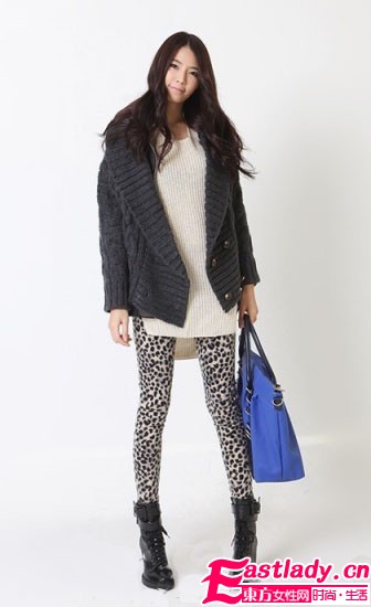 開衫毛衣玩混搭 兩件齊穿很時(shí)尚