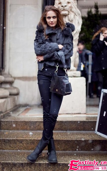 氣質(zhì)搭扣平底靴 變身帥氣的中性范