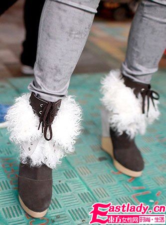 街拍香港MM腳下時(shí)尚 毛毛鞋最流行