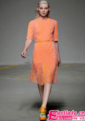 秋季時尚新潮流 復(fù)古裙搭出未來感