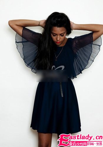 時尚小黑裙 巧搭配飾有魅力