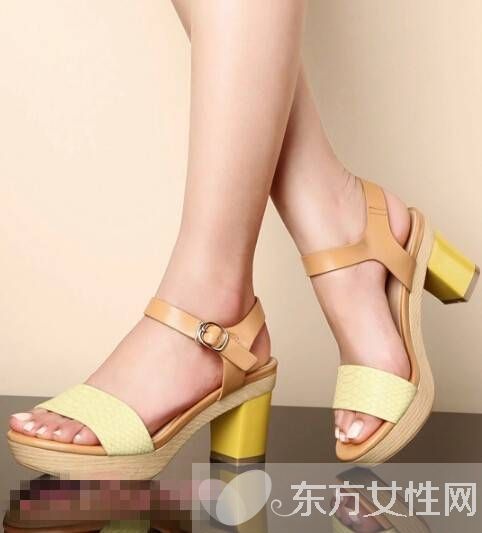 卓詩尼高跟涼鞋最新款 粗跟的走多久都不覺得累