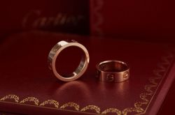 時(shí)裝周最in時(shí)尚元素 衣服不夠配飾來(lái)湊