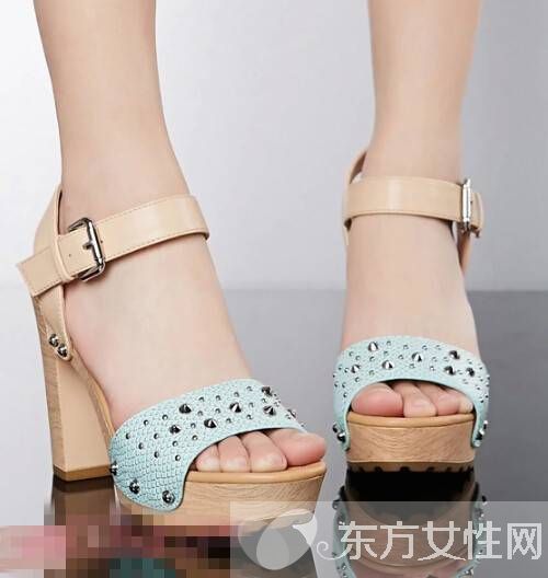 卓詩尼高跟涼鞋最新款 粗跟的走多久都不覺得累