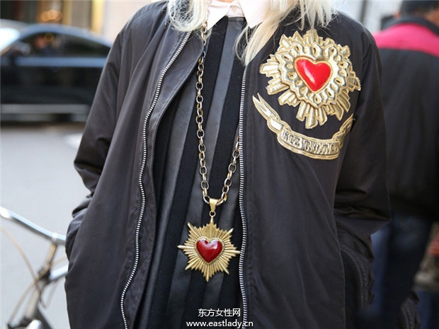 時(shí)裝周時(shí)尚達(dá)人珠寶首飾成點(diǎn)睛之物