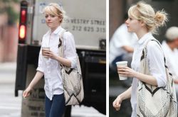 環(huán)保袋也能成時尚 這樣搭居然一點都不違和