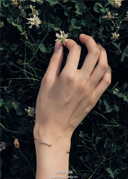 秋冬飾品就是要極簡 今年潮人最流行的手環(huán)戴法