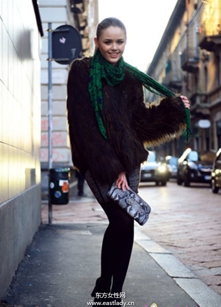 歐美街頭圍巾混搭穿出江南風(fēng)情