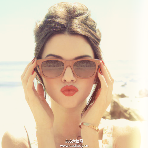 歐美MM墨鏡出行時(shí)尚感十足