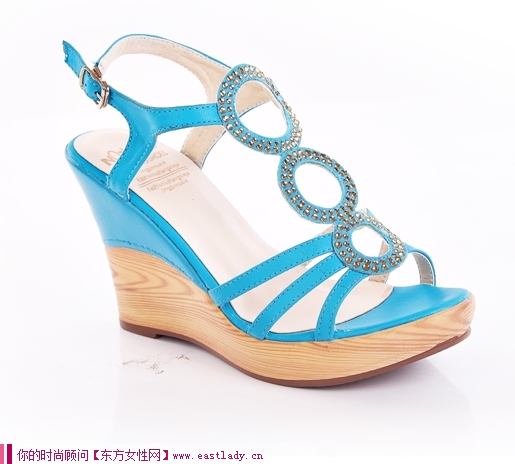 新款羅馬防水臺坡跟涼鞋 特有的防水臺設(shè)計 令您多一重保護(hù)