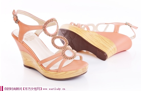 新款羅馬防水臺坡跟涼鞋 特有的防水臺設(shè)計 令您多一重保護(hù)