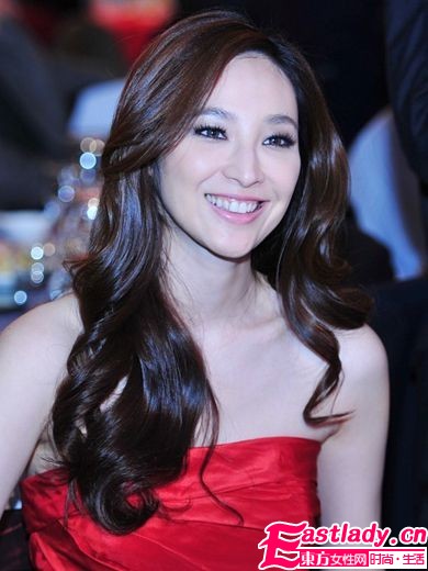 吳佩慈捐贈(zèng)卡納腕表關(guān)愛(ài)自閉兒童