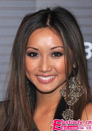 學(xué)明星戴耳環(huán) 小配飾點(diǎn)亮大造型