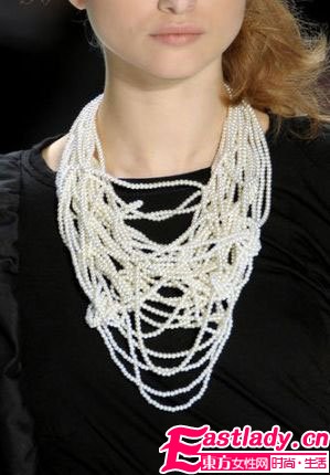 經(jīng)典系珍珠優(yōu)雅重返時裝舞臺