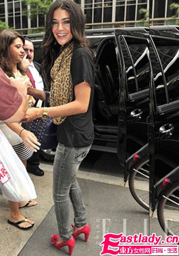 巧搭升品味 女星的初秋圍巾妙計(jì)