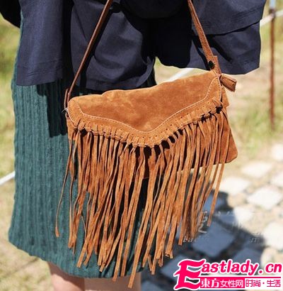 魅力無法擋 流蘇包包搖曳職場(chǎng)俏媚裝