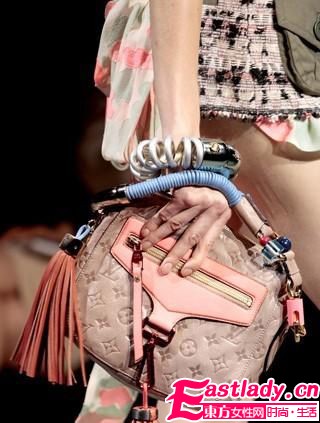 LV顛覆之作 夸張亮色大包受追捧