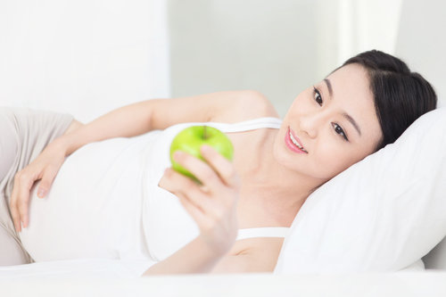 孕中期應(yīng)保持何種正確睡姿 對(duì)寶寶有什么影響