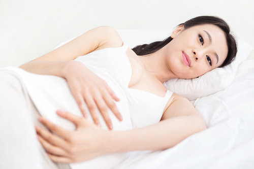 孕中期應(yīng)保持何種正確睡姿 對(duì)寶寶有什么影響