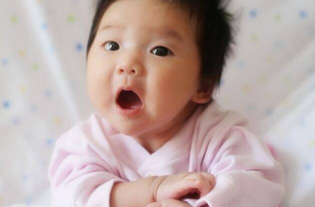 寶寶兩個月應抬頭多少度 說說寶寶抬頭這件事